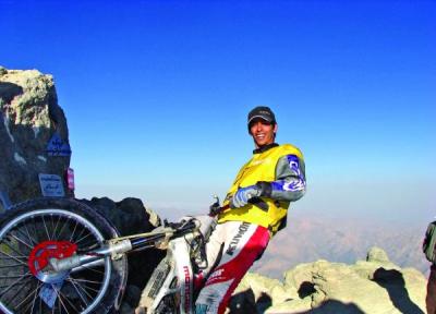این ایرانی با موتور قله دماوند را فتح کرد