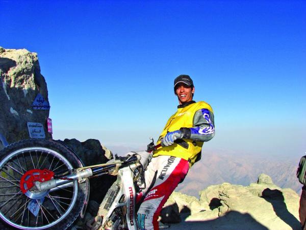 این ایرانی با موتور قله دماوند را فتح کرد